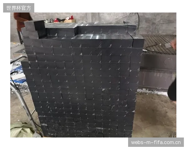 工艺突破：通过将烧结压力提升至3000PSI，UHMWPE的微孔结构密度增加22%，显著增强了对新型无氟液体蜡的吸附能力